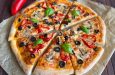 Bol Malzemeli Akdeniz Pizzası Tarifi – Renkli ve Sağlıklı