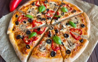 Bol Malzemeli Akdeniz Pizzası Tarifi – Renkli ve Sağlıklı