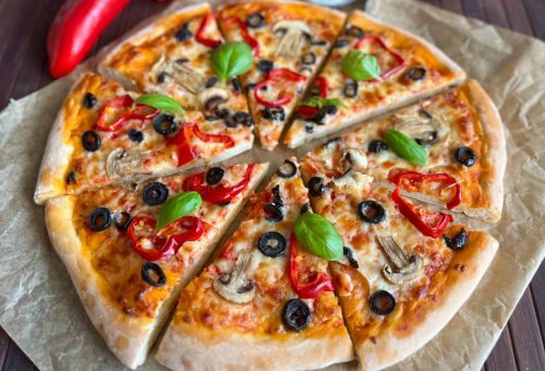 Bol Malzemeli Akdeniz Pizzası Tarifi – Renkli ve Sağlıklı