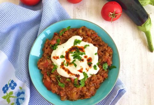 Zeytinyağlı Közlenmiş Patlıcan Yemeği Tarifi – Dumanı Üstünde, Hafif ve Nefis Yaz Yemeği